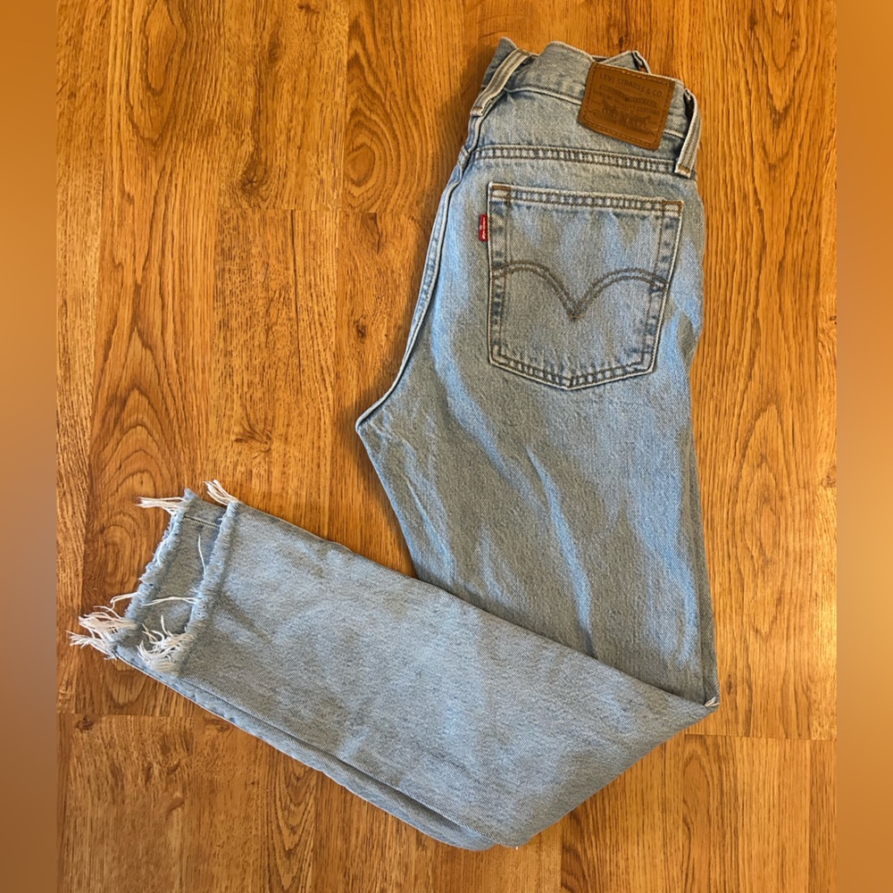 Levi’s Wedgie Distressed Straight
